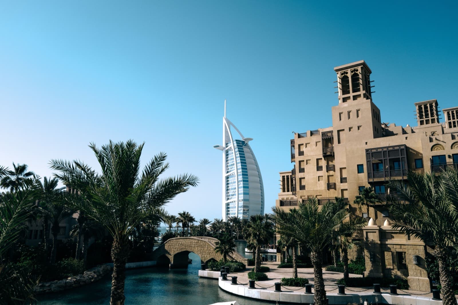 Madinat Jumeirah s palmami a hotelem Burj Al Arab v pozadí - místa, která při cestě na vlastní pěst poznáte zblízka