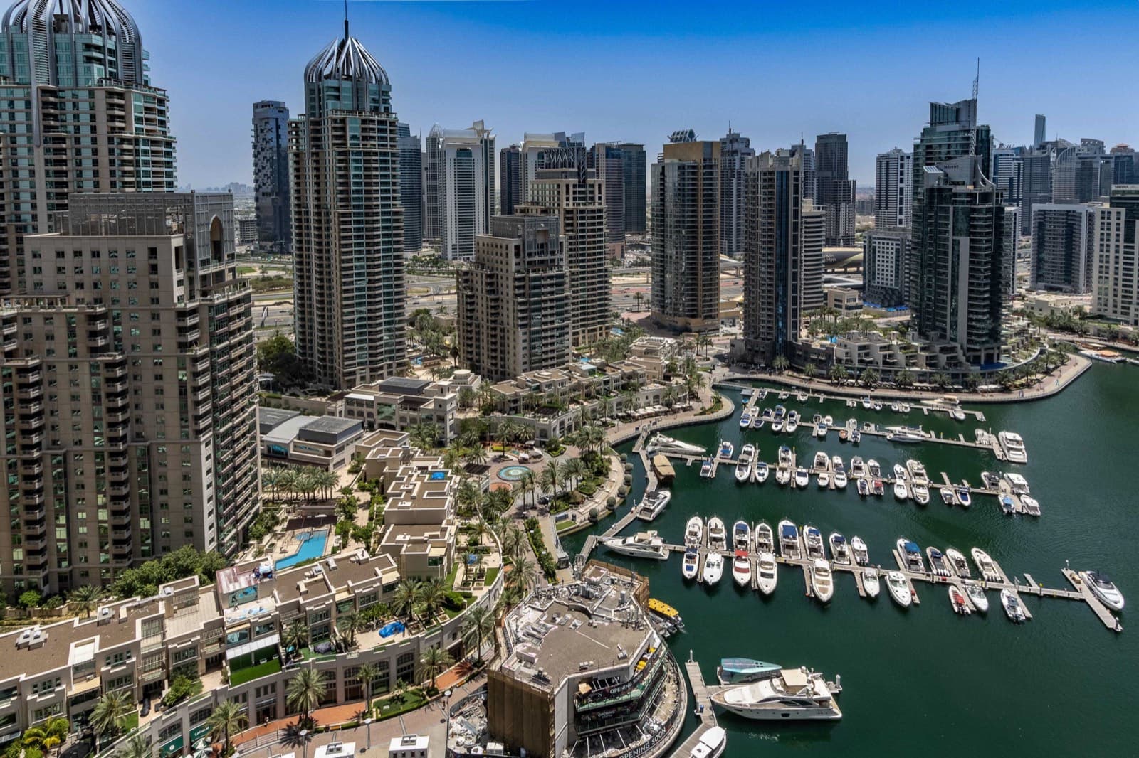 Dubai Marina - mrakodrapy kolem přístavu s jachtami