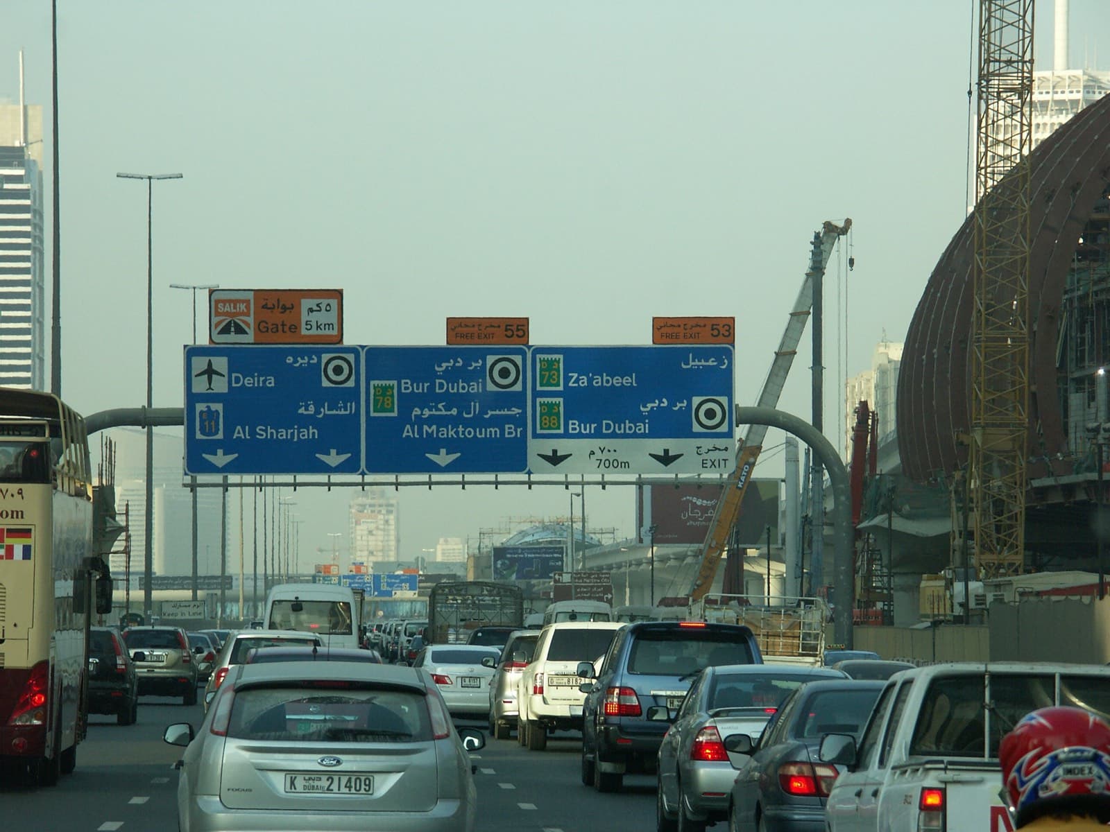 Hustý provoz na dubajské dálnici Sheikh Zayed Road s dopravním značením
