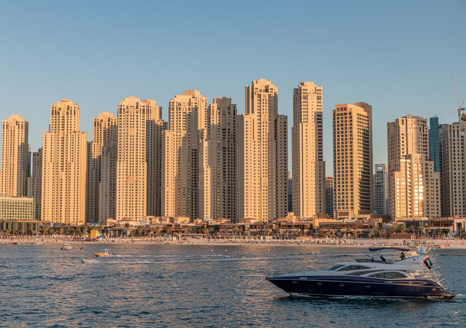 Pláž JBR Beach v Dubaji s jemným pískem a mrakodrapy Jumeirah Beach Residence v pozadí