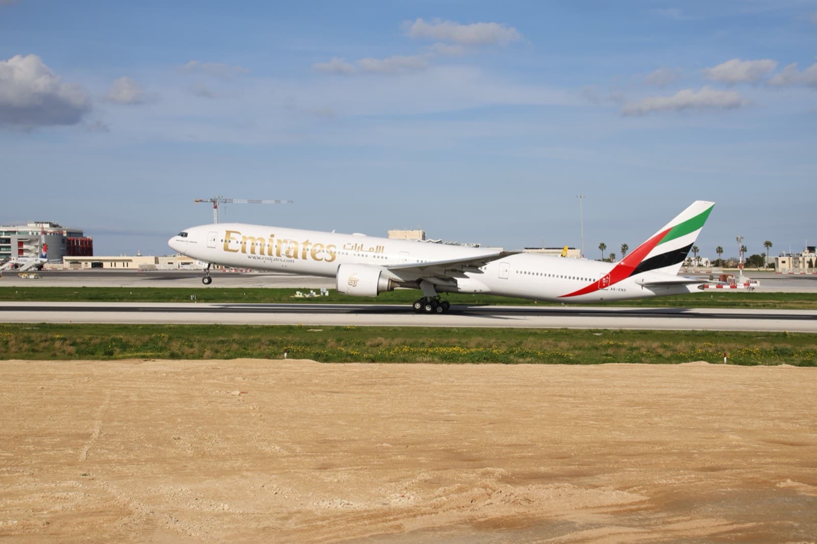 Letadlo společnosti Emirates při startu z ranveje - přímé lety patří k nejpohodlnějším způsobům, jak se dostat do Dubaje