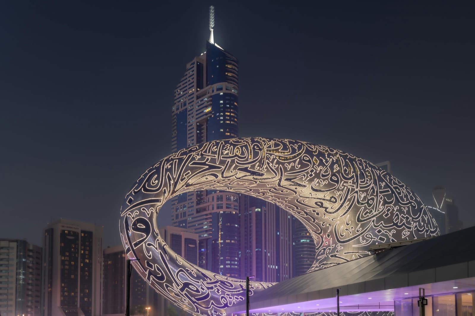 Museum of the Future v Dubaji - futuristická oválná budova s arabskou kaligrafií