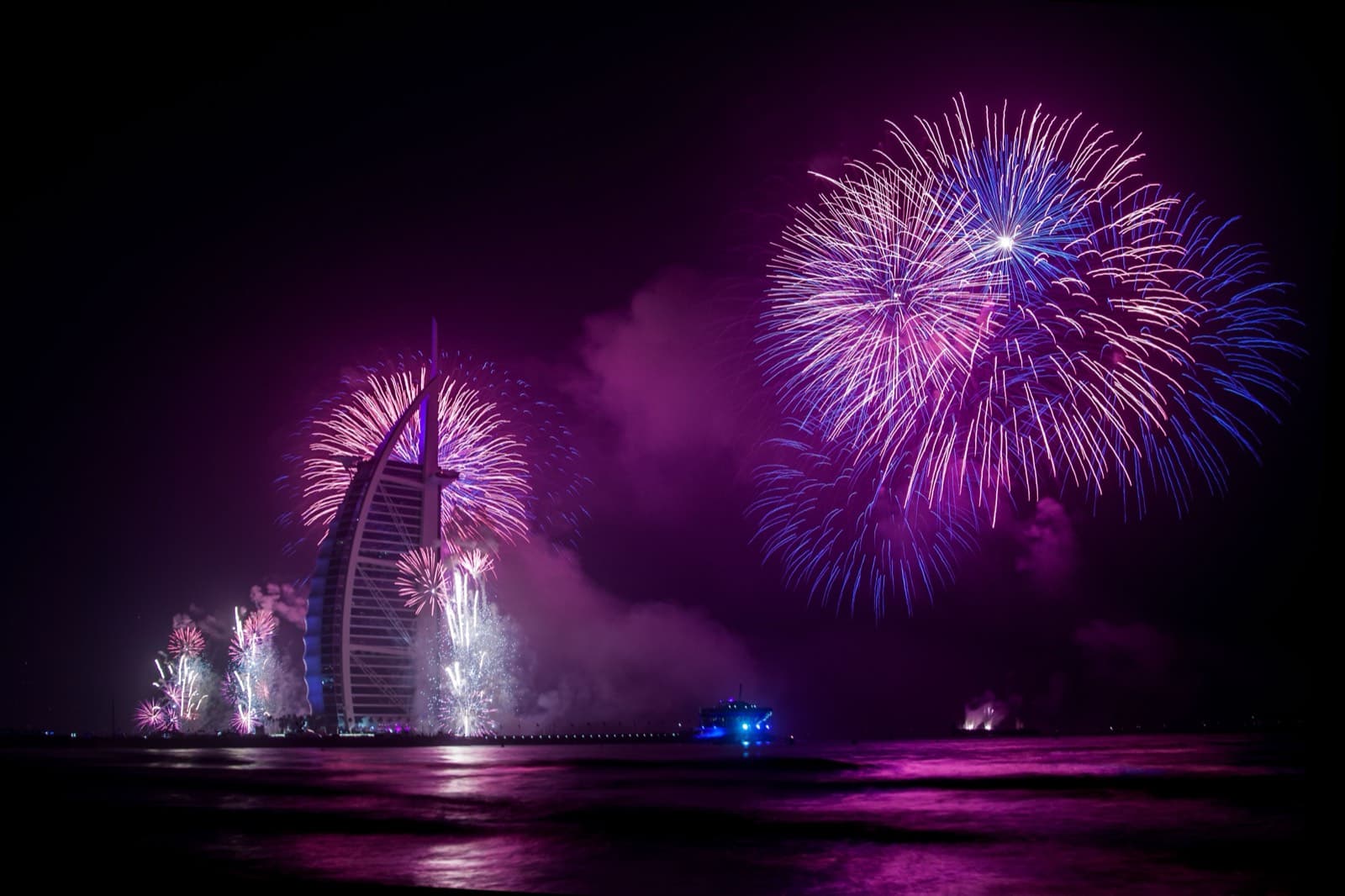 Silvestrovský ohňostroj nad hotelem Burj Al Arab v Dubaji odrážející se v hladině moře