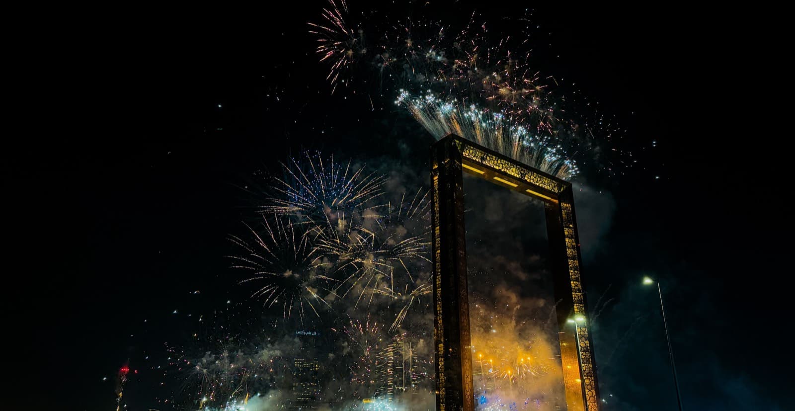 Novoroční ohňostroj vystřelovaný z vrcholu Dubai Frame - zlatý rám září na nočním nebi