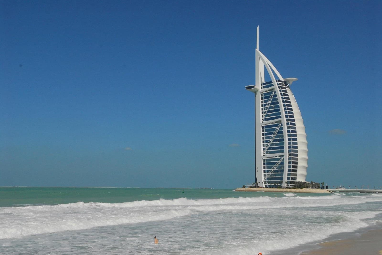 Sunset Beach v Dubaji při západu slunce s výhledem na hotel Burj Al Arab