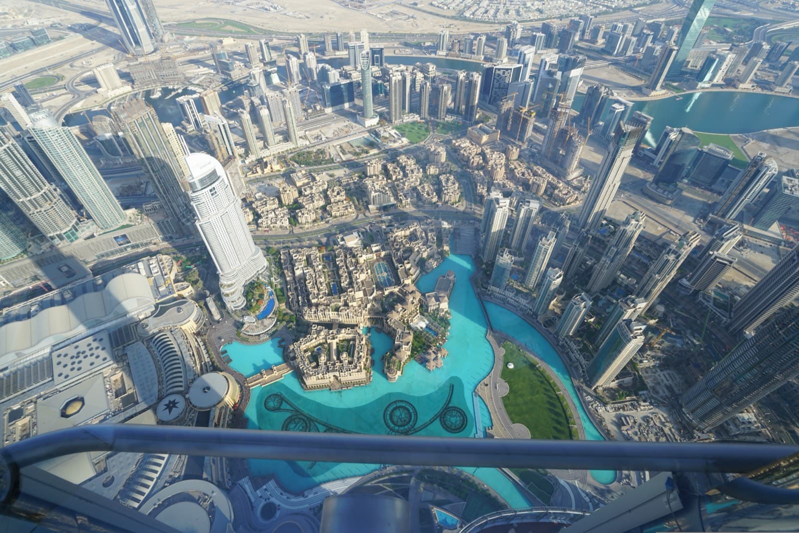 Výhled z vyhlídky Burj Khalifa na Downtown Dubai a fontánové jezero